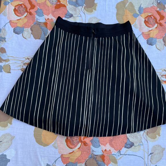 Alice & Olivia Pleated Black Flared Skirt: Small - Picture 3 of 7